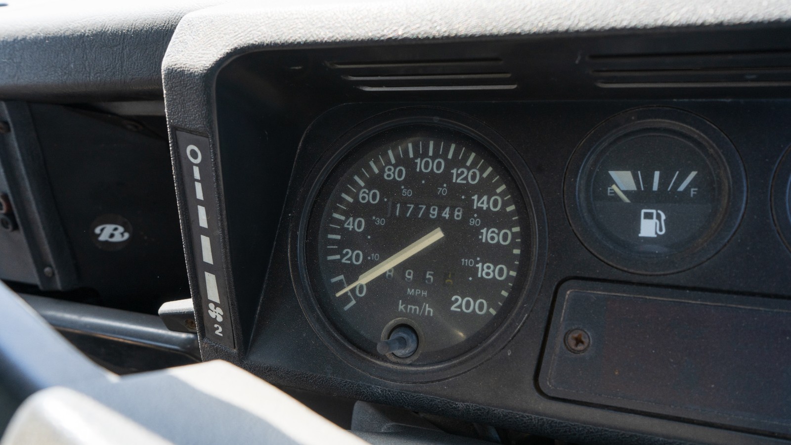 Land-Rover-Defender-1979-SUV-12