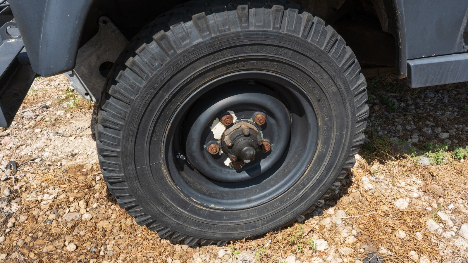 Land-Rover-Defender-1979-SUV-2