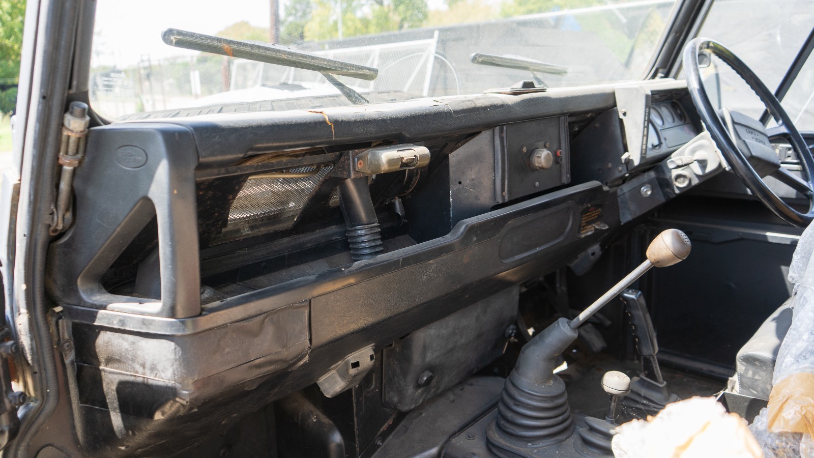 Land-Rover-Defender-1979-SUV-3