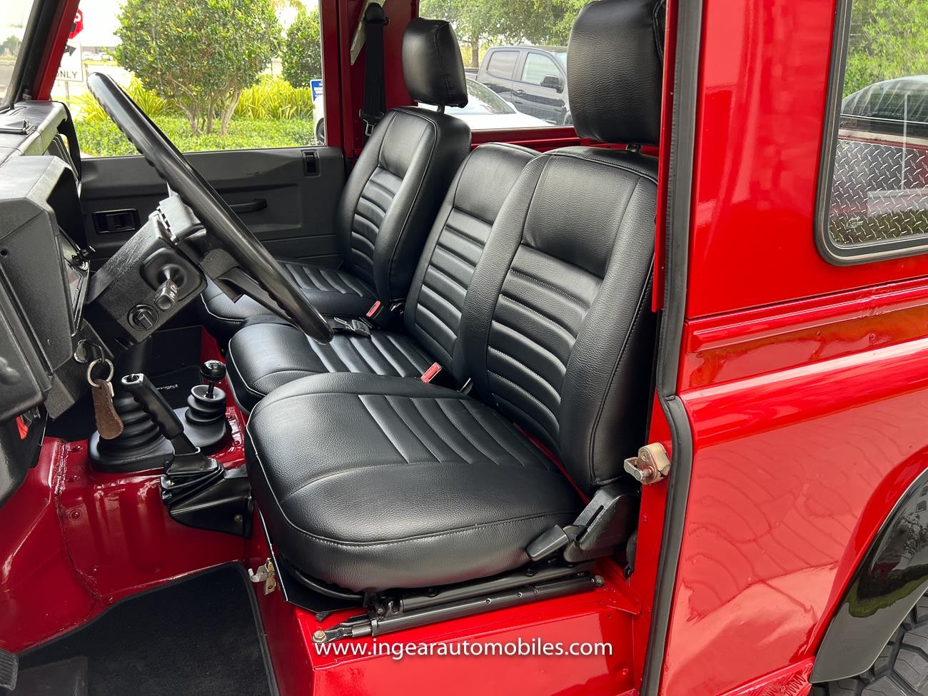 Land-Rover-Defender-1990-SUV-4