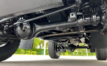 Land-Rover-Defender-1990-SUV-5