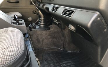 Land-Rover-Defender-1991-11