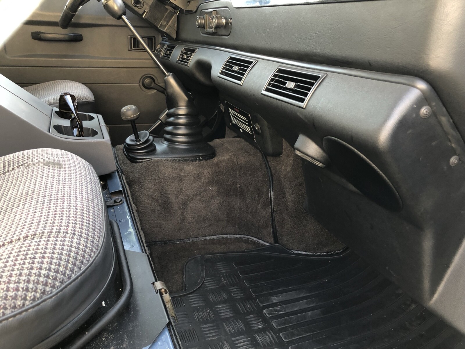 Land-Rover-Defender-1991-11