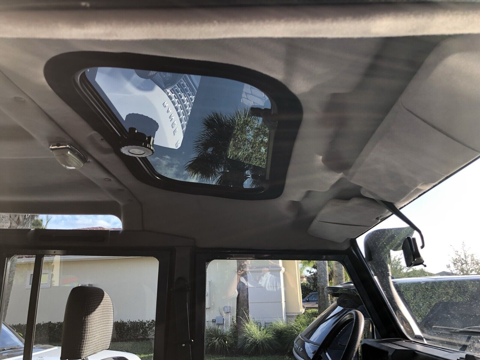 Land-Rover-Defender-1991-12