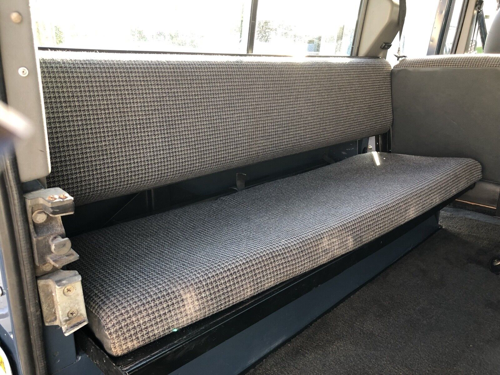 Land-Rover-Defender-1991-17