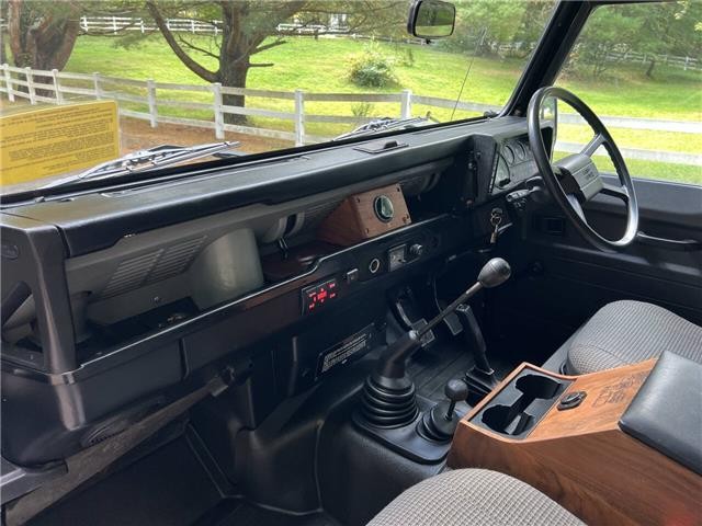 Land-Rover-Defender-1991-32