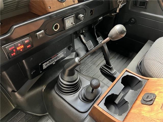 Land-Rover-Defender-1991-34