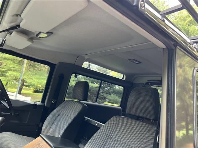 Land-Rover-Defender-1991-35