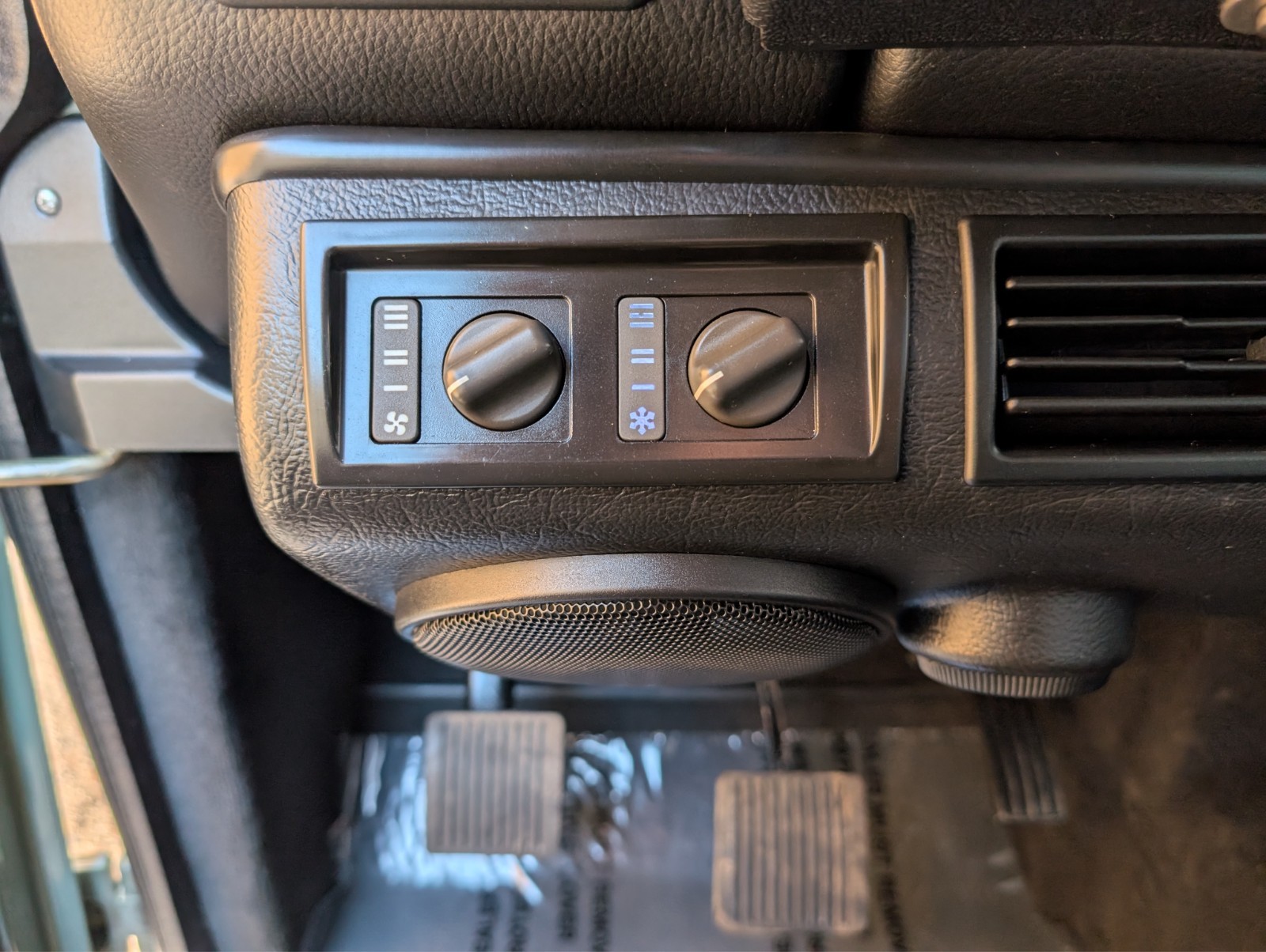 Land-Rover-Defender-1992-SUV-18