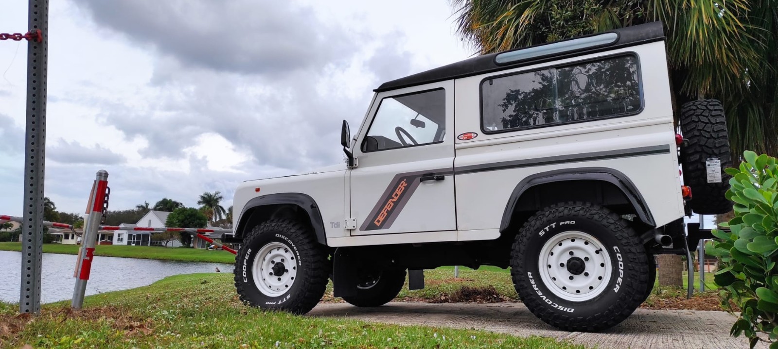 Land-Rover-Defender-1995-SUV-1