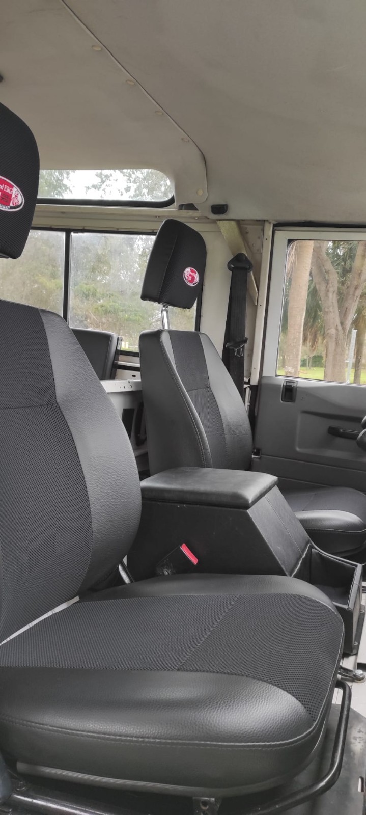 Land-Rover-Defender-1995-SUV-10