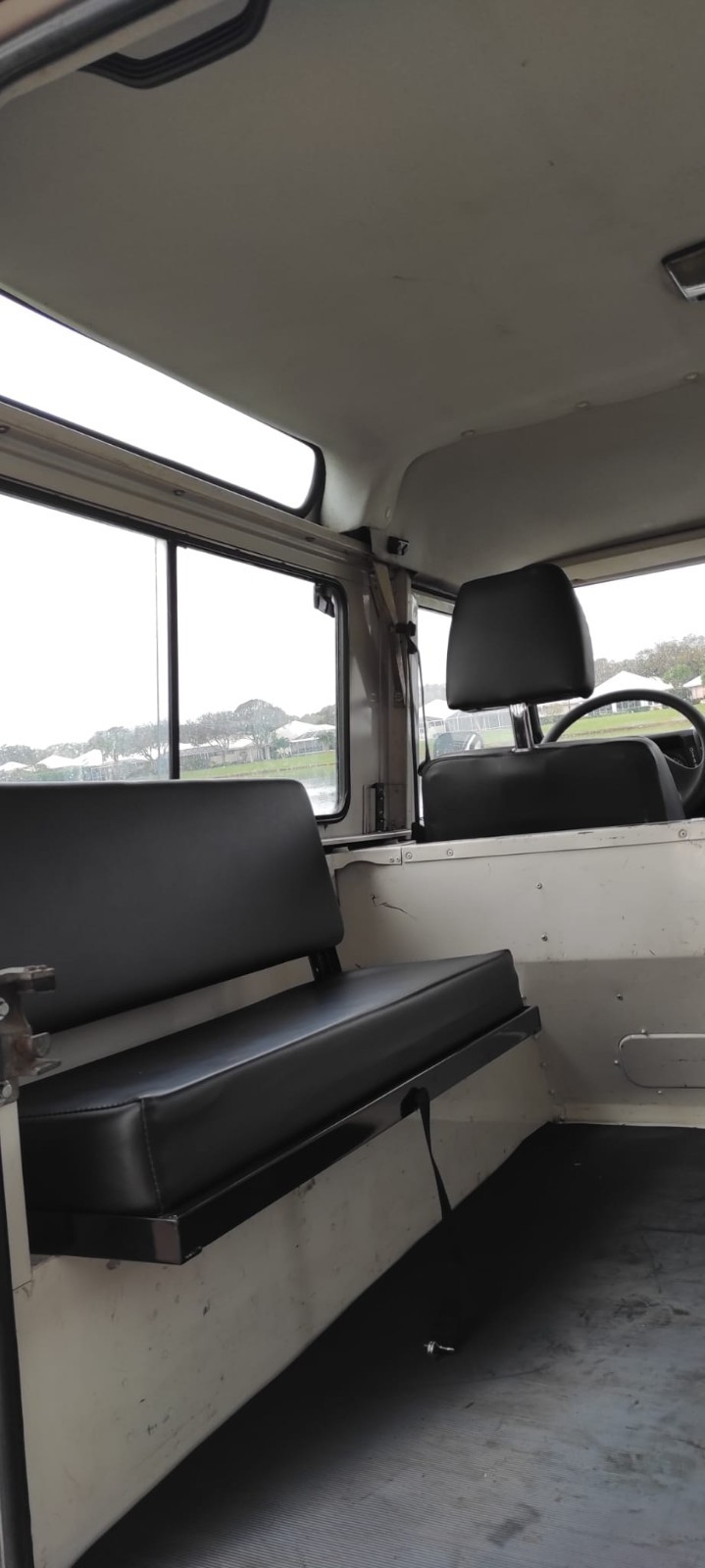 Land-Rover-Defender-1995-SUV-15