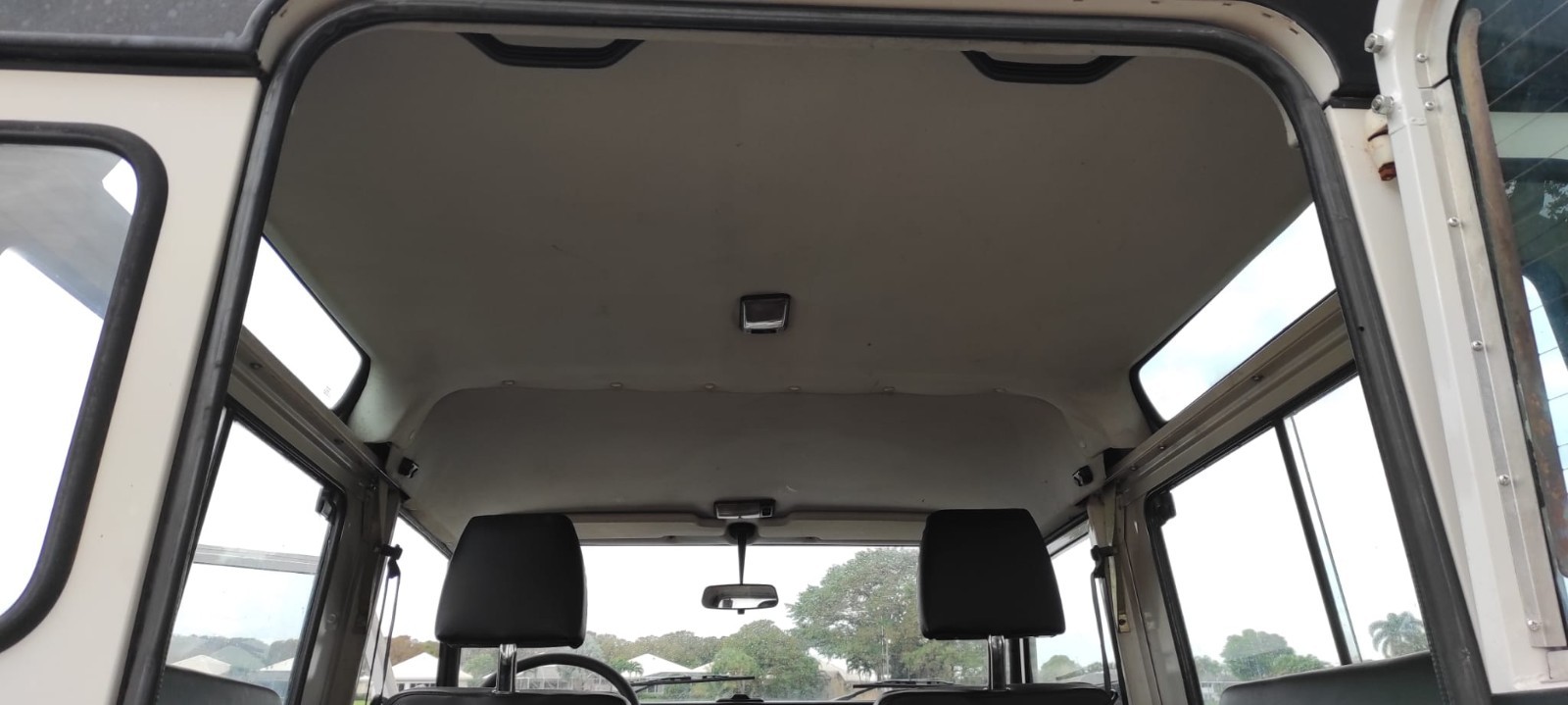 Land-Rover-Defender-1995-SUV-16