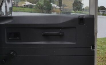 Land-Rover-Defender-1995-SUV-9