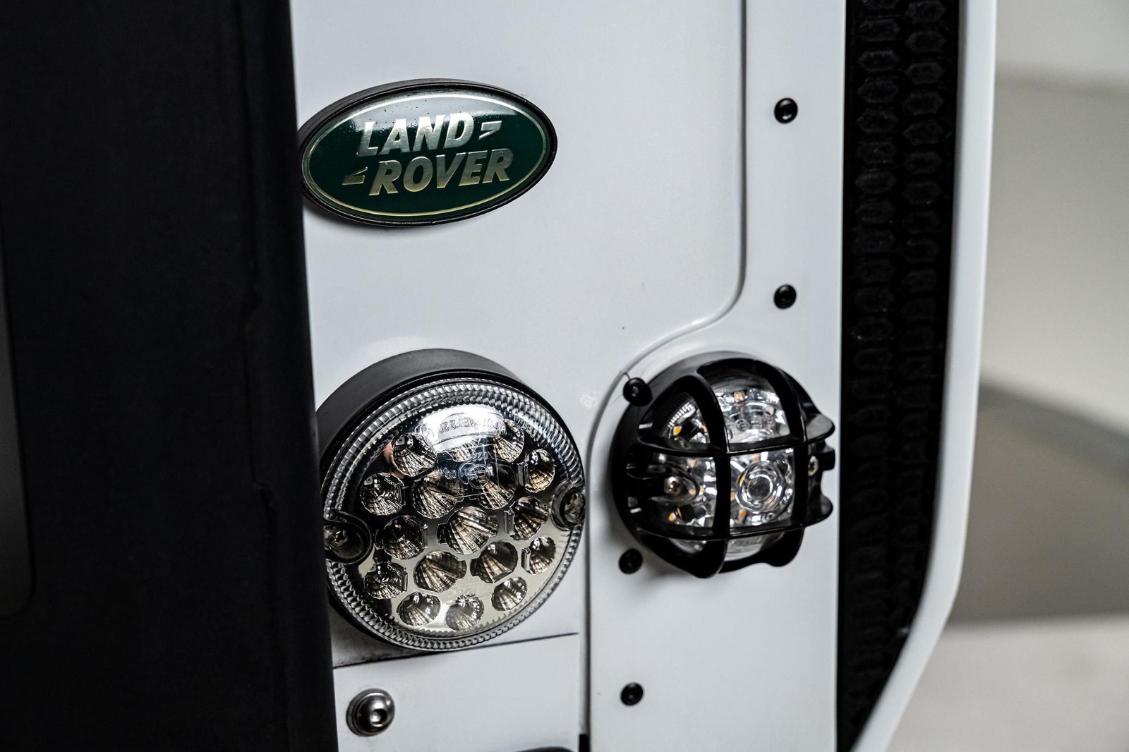 Land-Rover-Defender-1996-SUV-10