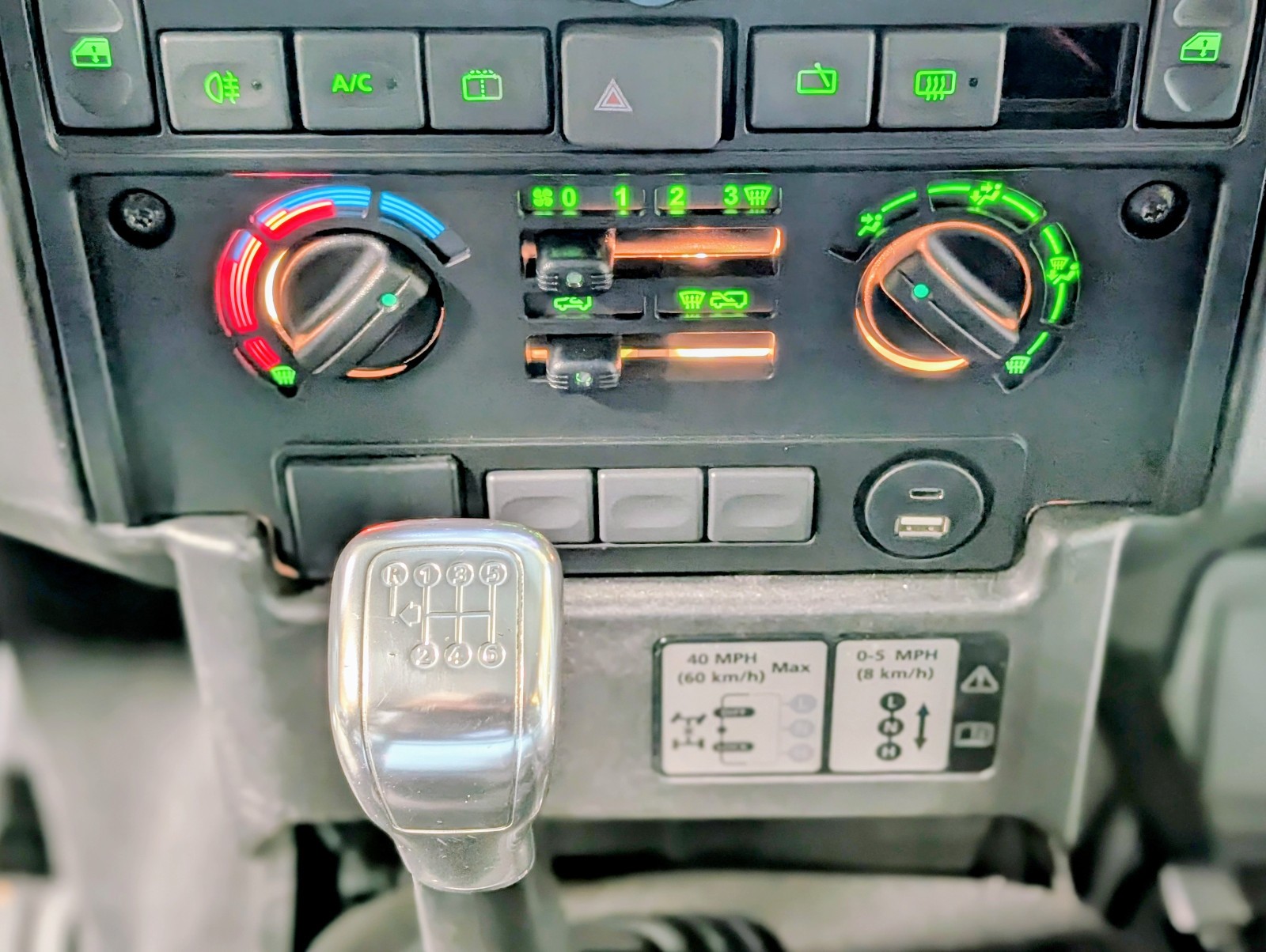 Land-Rover-Defender-1996-SUV-19