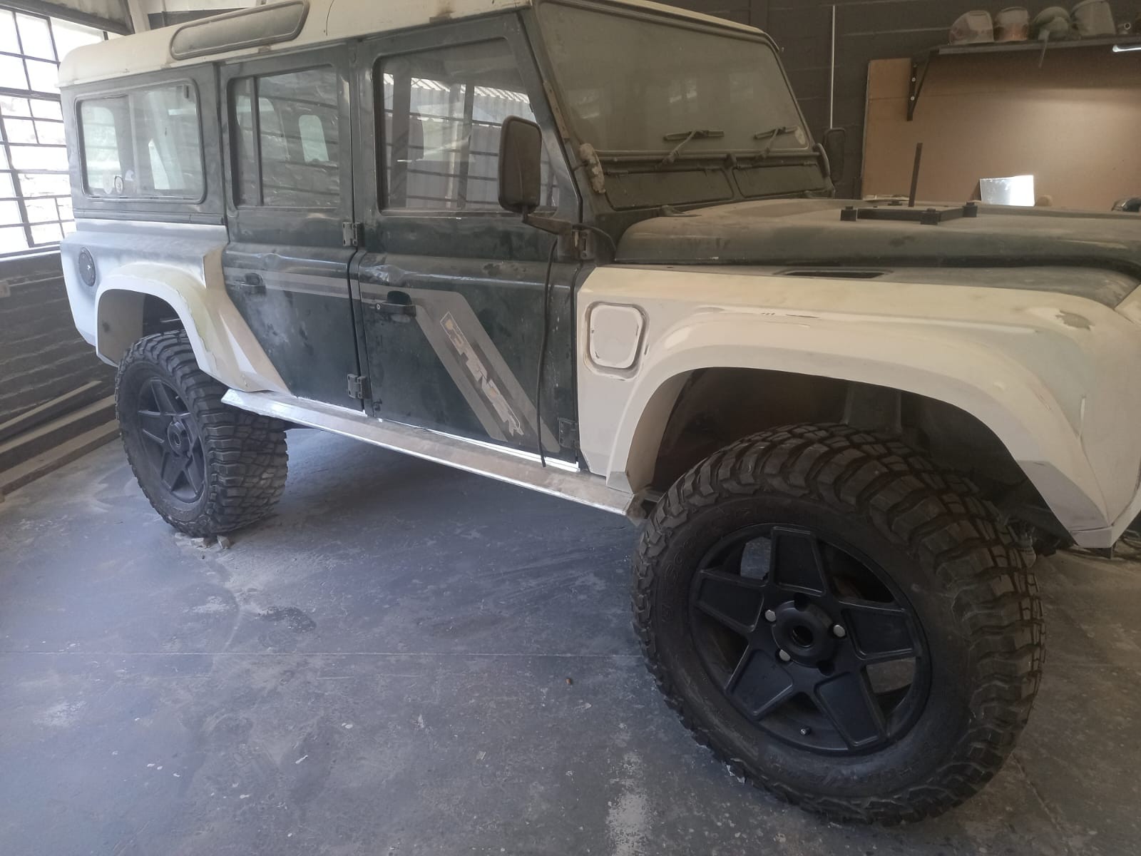 Land-Rover-Defender-1996-SUV-30