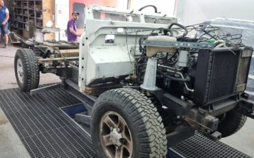 Land-rover-110-1994-White-Tan-11