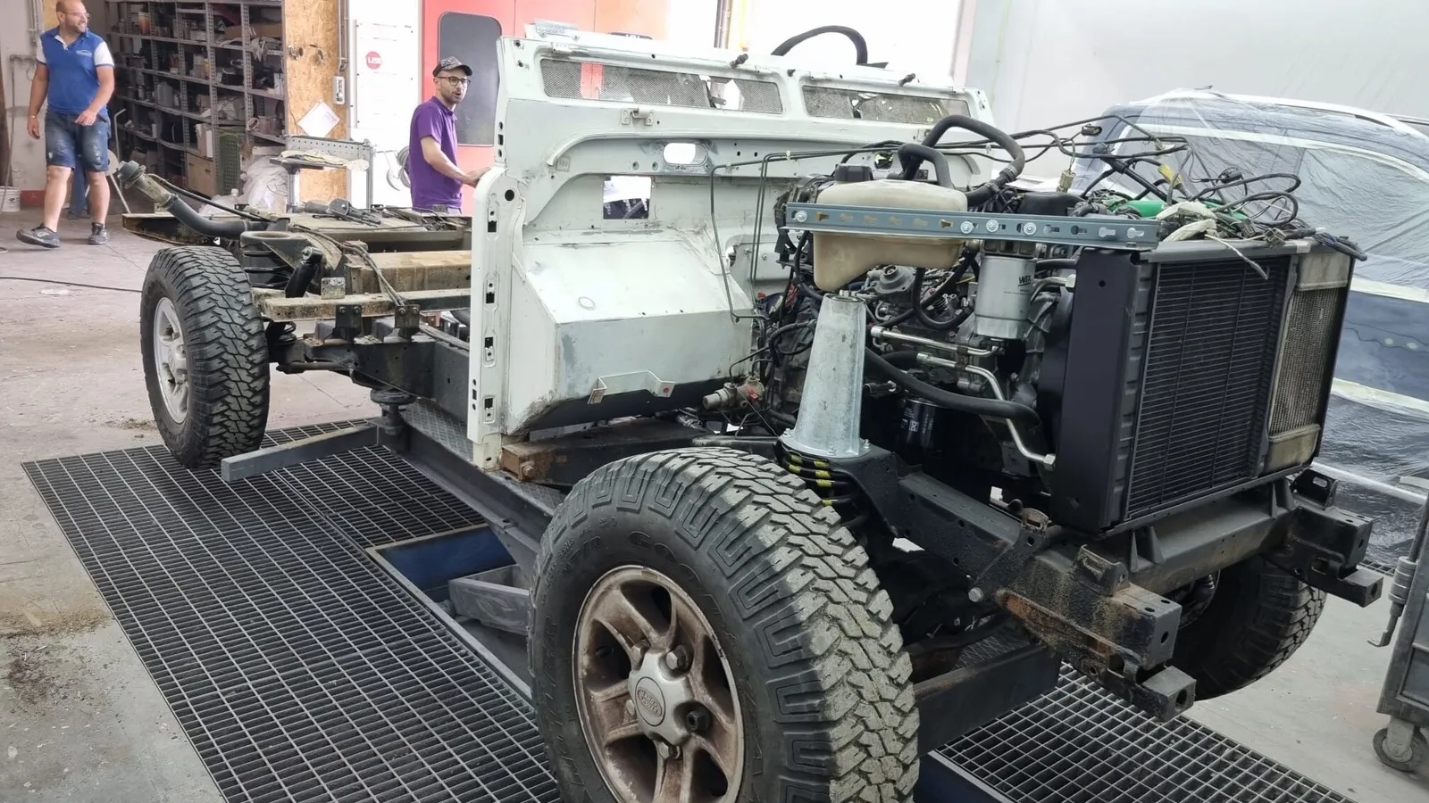 Land-rover-110-1994-White-Tan-11