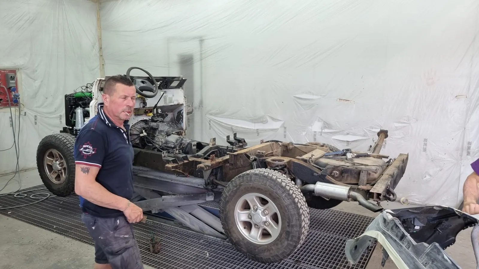 Land-rover-110-1994-White-Tan-12