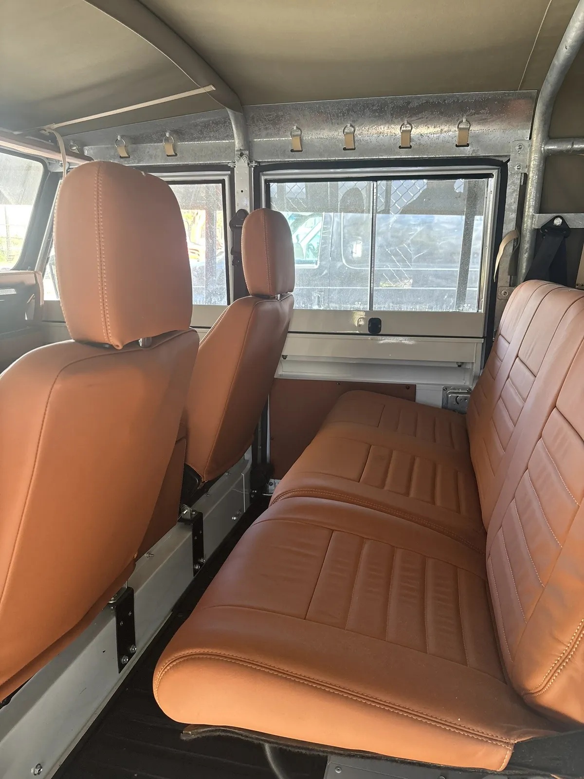 Land-rover-110-1994-White-Tan-13