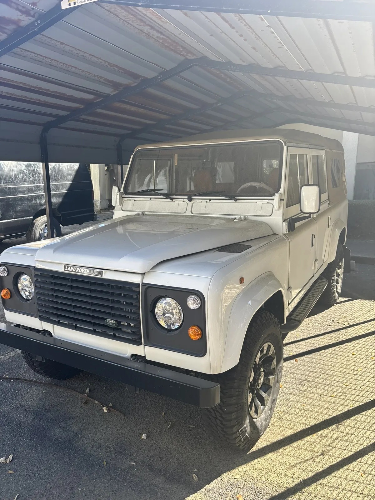Land-rover-110-1994-White-Tan-14