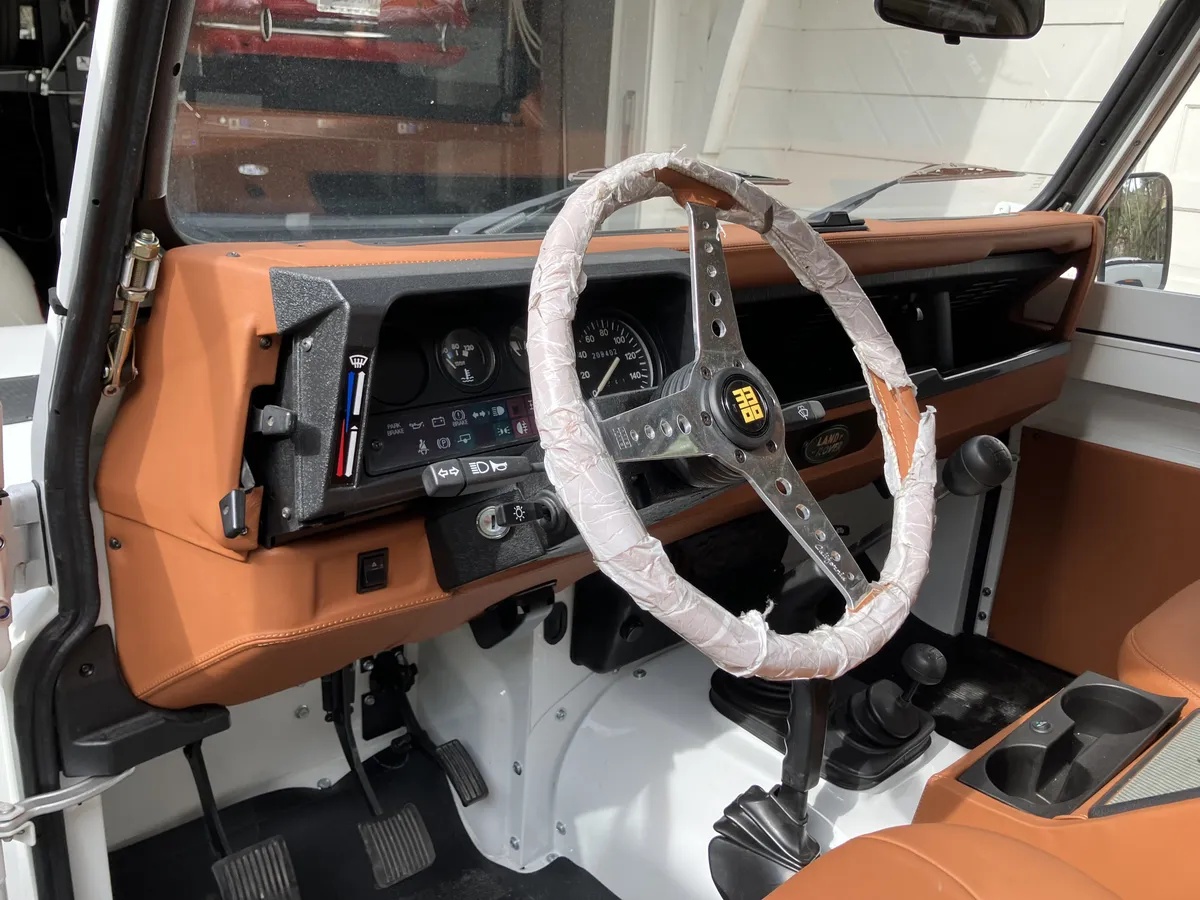 Land-rover-110-1994-White-Tan-18