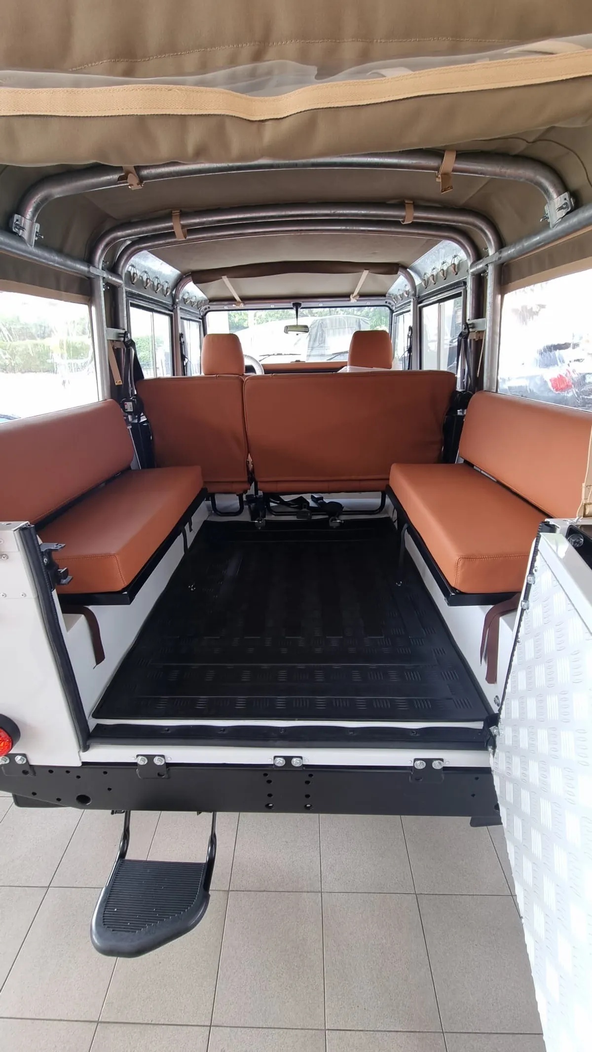 Land-rover-110-1994-White-Tan-3