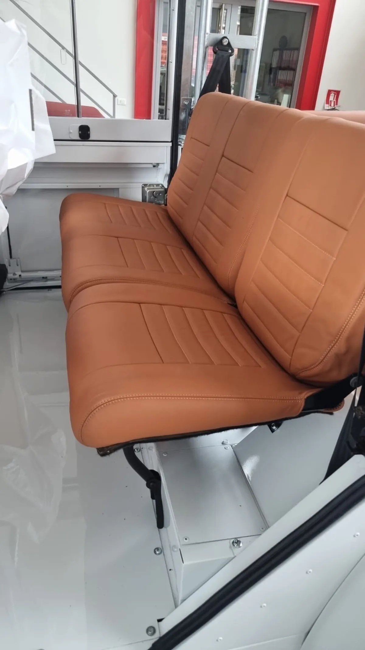 Land-rover-110-1994-White-Tan-4