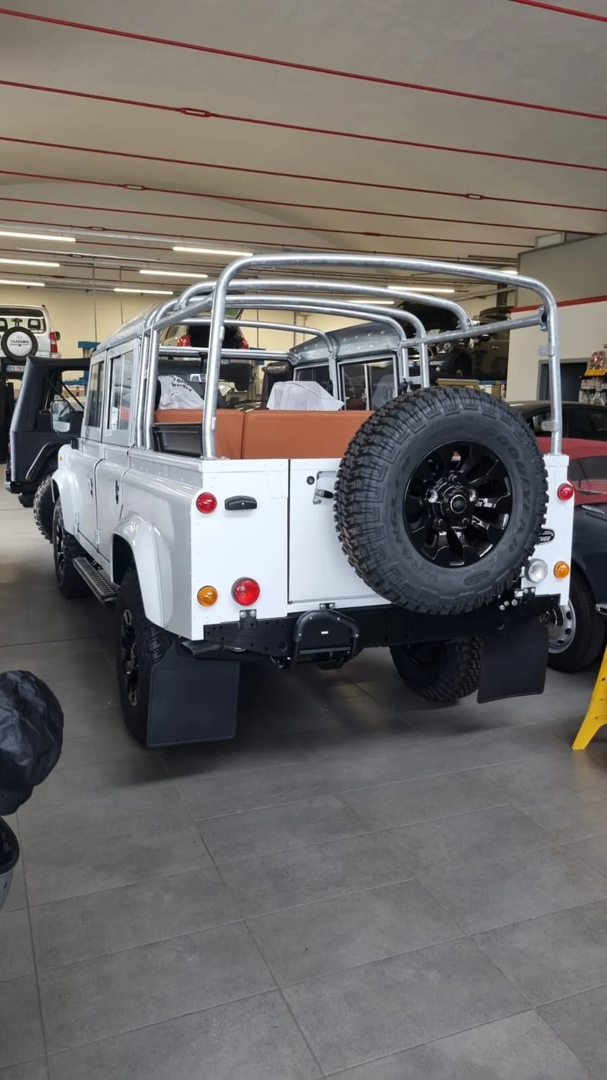 Land-rover-110-1994-White-Tan-5