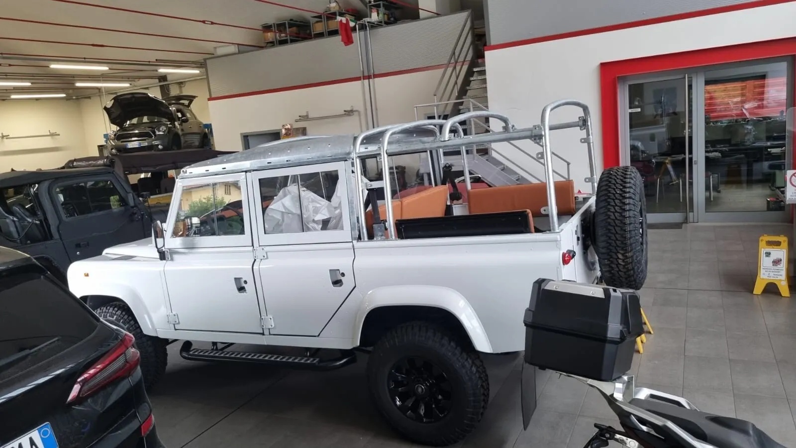 Land-rover-110-1994-White-Tan-6