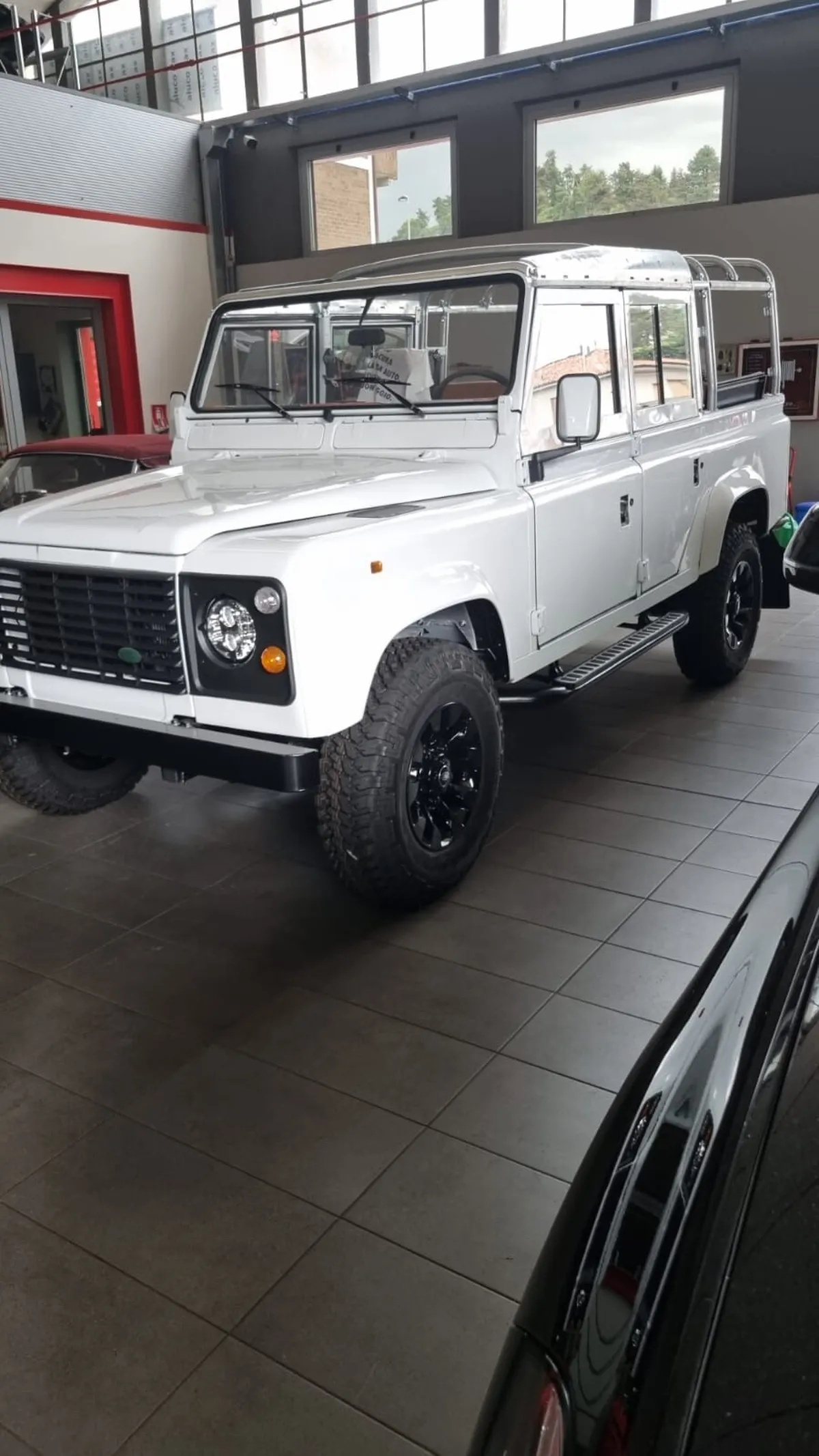 Land-rover-110-1994-White-Tan-7
