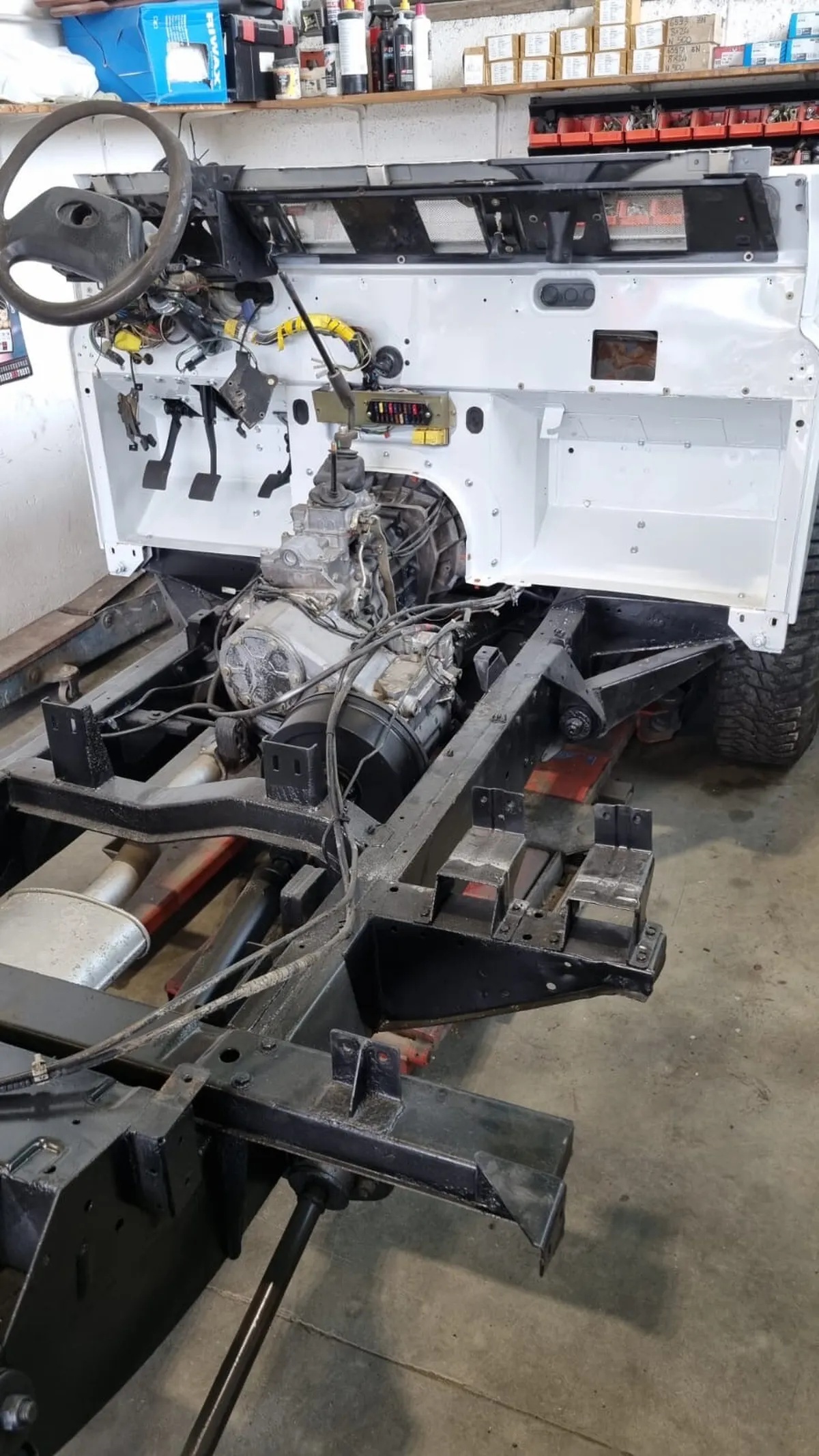 Land-rover-110-1994-White-Tan-9