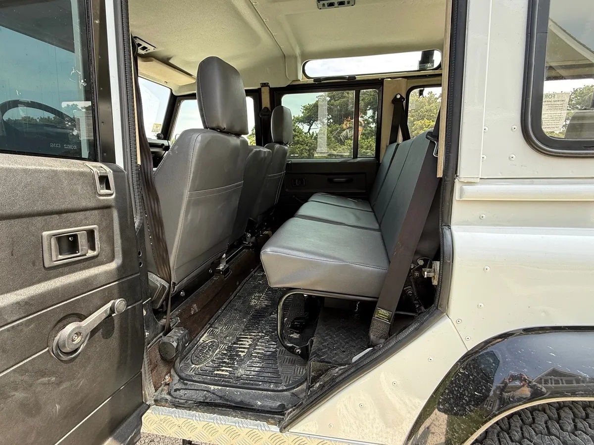 Land-rover-Defender-1987-White-Grey-2