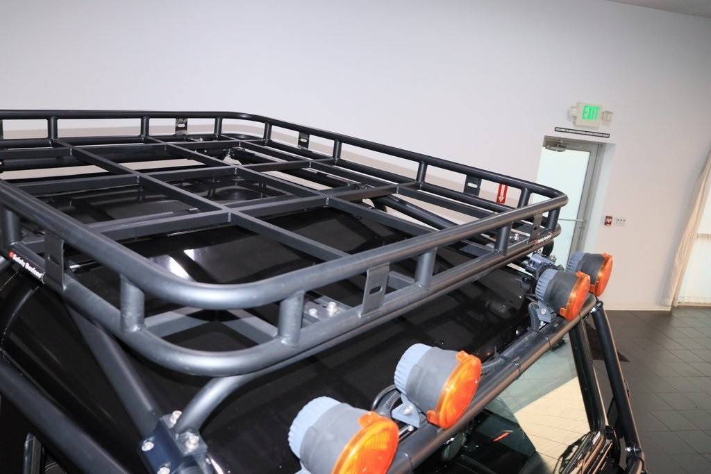 Land-rover-defender-110-1993-black-12