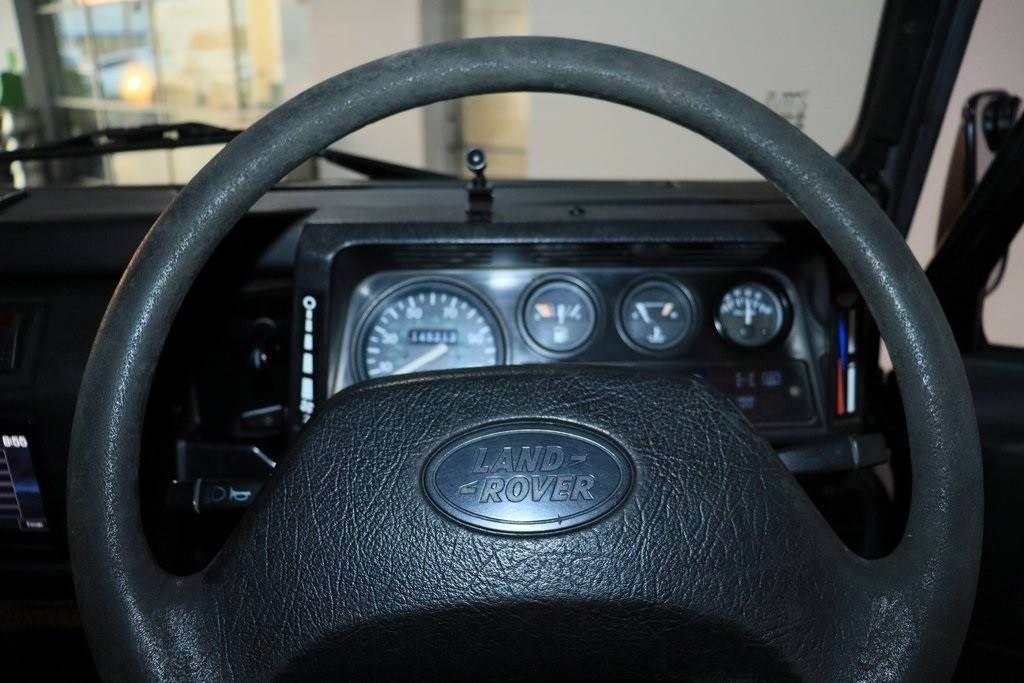 Land-rover-defender-110-1993-black-13