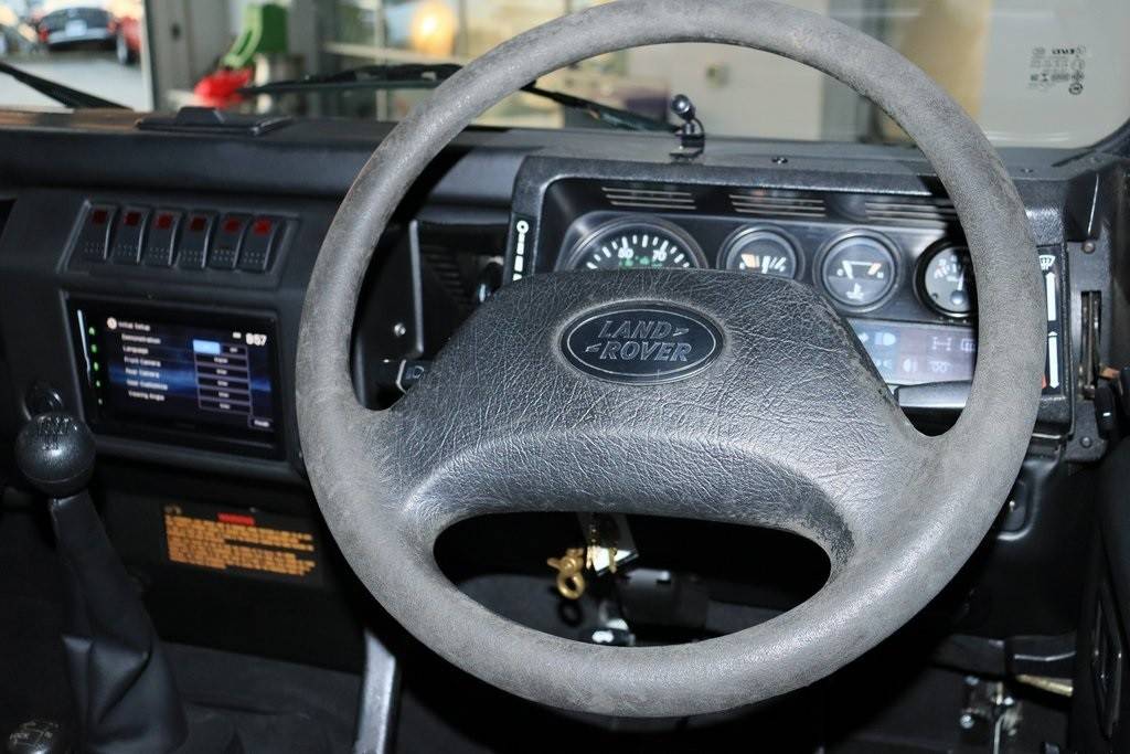 Land-rover-defender-110-1993-black-15