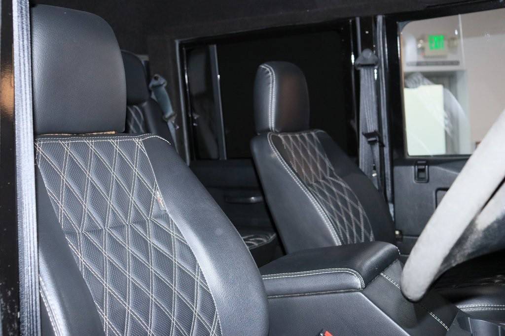 Land-rover-defender-110-1993-black-16