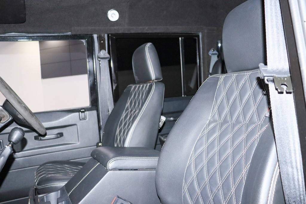 Land-rover-defender-110-1993-black-18