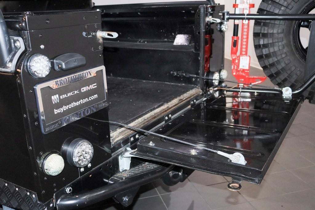 Land-rover-defender-110-1993-black-21