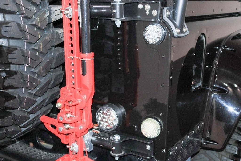 Land-rover-defender-110-1993-black-3