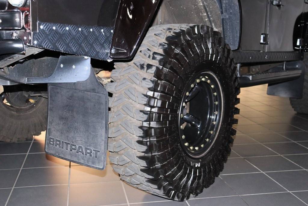 Land-rover-defender-110-1993-black-4