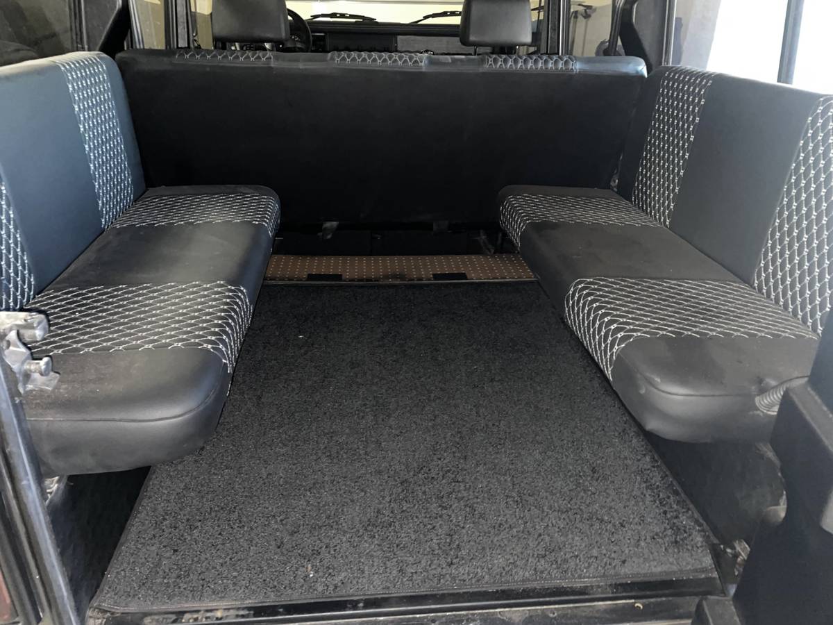 Land-rover-defender-110-1994-grey-7