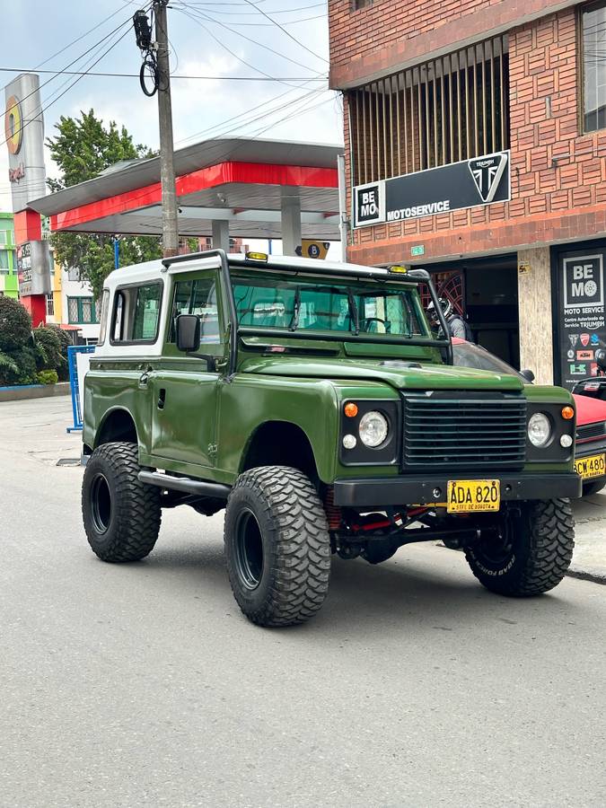 Land-rover-defender-1968-green-3