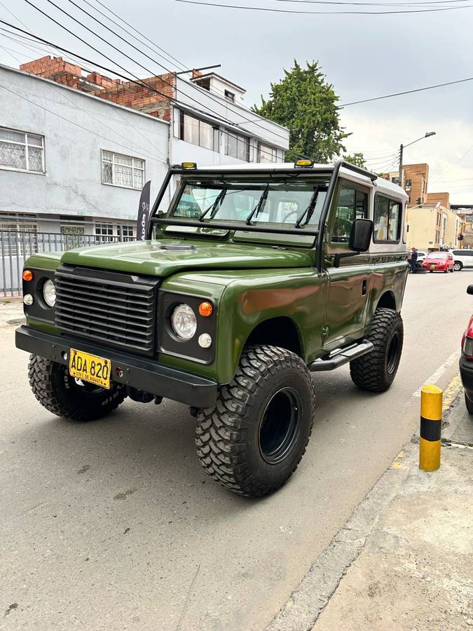 Land-rover-defender-1968-green-4
