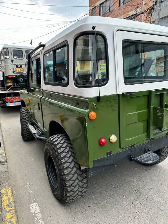 Land-rover-defender-1968-green-5