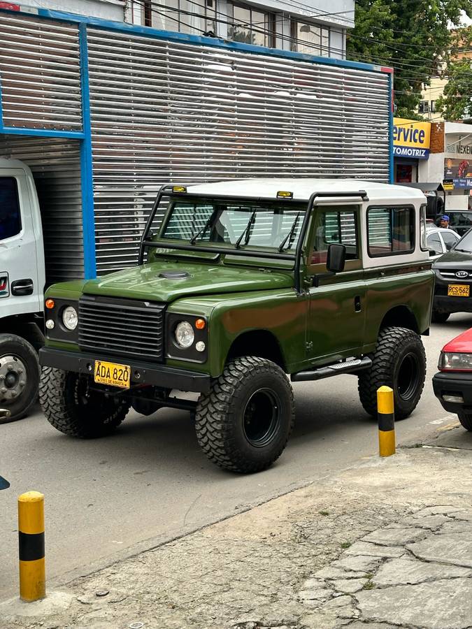 Land-rover-defender-1968-green-6