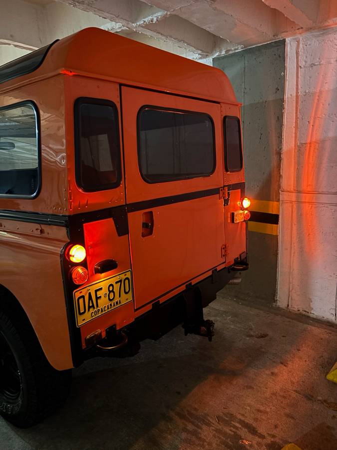 Land-rover-defender-1982-orange-1