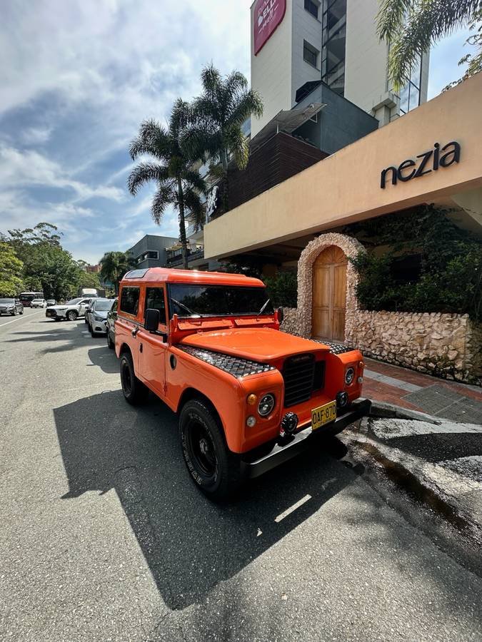 Land-rover-defender-1982-orange-2