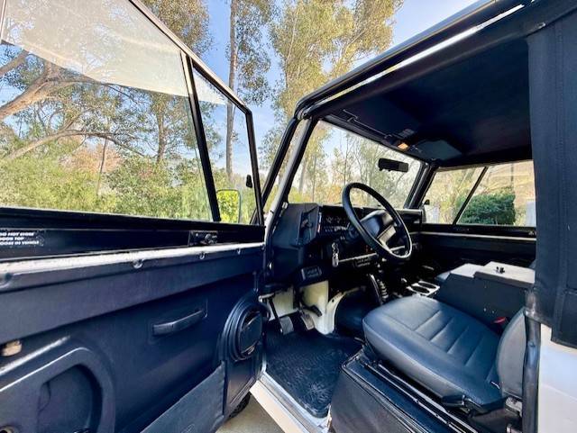 Land-rover-nas-90-1995-white-16